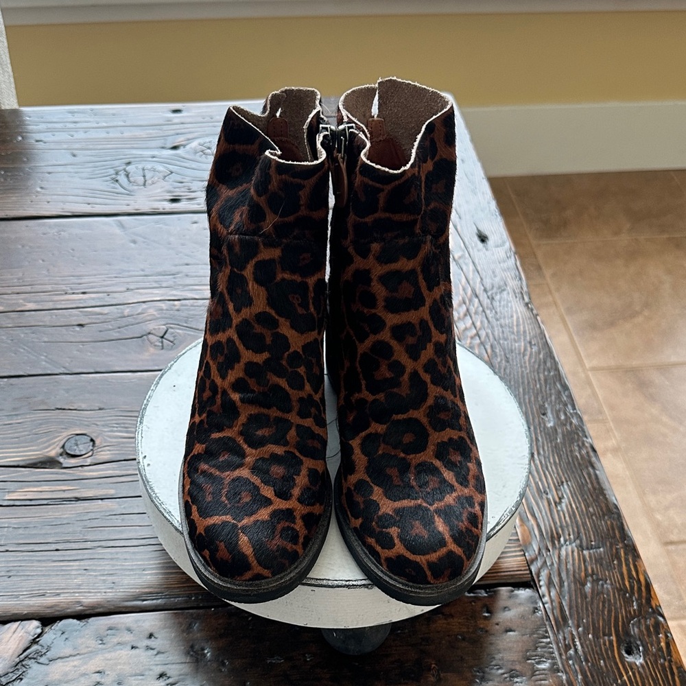 Kenneth Cole Brown Leopard Ankle Boots Size 6.5